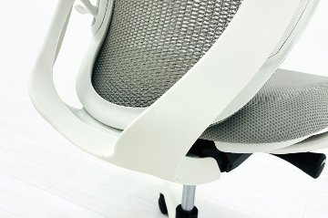 オカムラ シルフィーチェア 2017年製 ローバック 固定肘 中古 Sylphy メッシュ 中古オフィス家具 ライトグレーの画像