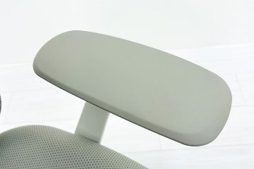 オカムラ シルフィーチェア 2017年製 ローバック 固定肘 中古 Sylphy メッシュ 中古オフィス家具 ライトグレーの画像