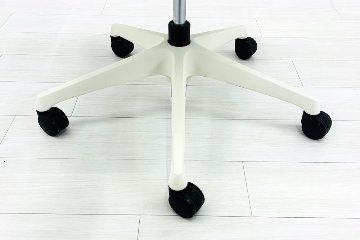 オカムラ シルフィーチェア 2017年製 ローバック 固定肘 中古 Sylphy メッシュ 中古オフィス家具 ライトグレーの画像