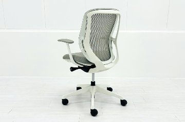 オカムラ シルフィーチェア 2017年製 ローバック 固定肘 中古 Sylphy メッシュ 中古オフィス家具 ライトグレーの画像