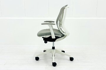 オカムラ シルフィーチェア 2017年製 ローバック 固定肘 中古 Sylphy メッシュ 中古オフィス家具 ライトグレーの画像
