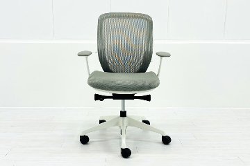 オカムラ シルフィーチェア 2017年製 ローバック 固定肘 中古 Sylphy メッシュ 中古オフィス家具 ライトグレーの画像