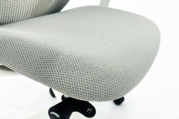オカムラ シルフィーチェア 2017年製 ローバック 固定肘 中古 Sylphy メッシュ 中古オフィス家具 ライトグレーの画像
