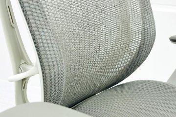 オカムラ シルフィーチェア 2017年製 ローバック 固定肘 中古 Sylphy メッシュ 中古オフィス家具 ライトグレーの画像