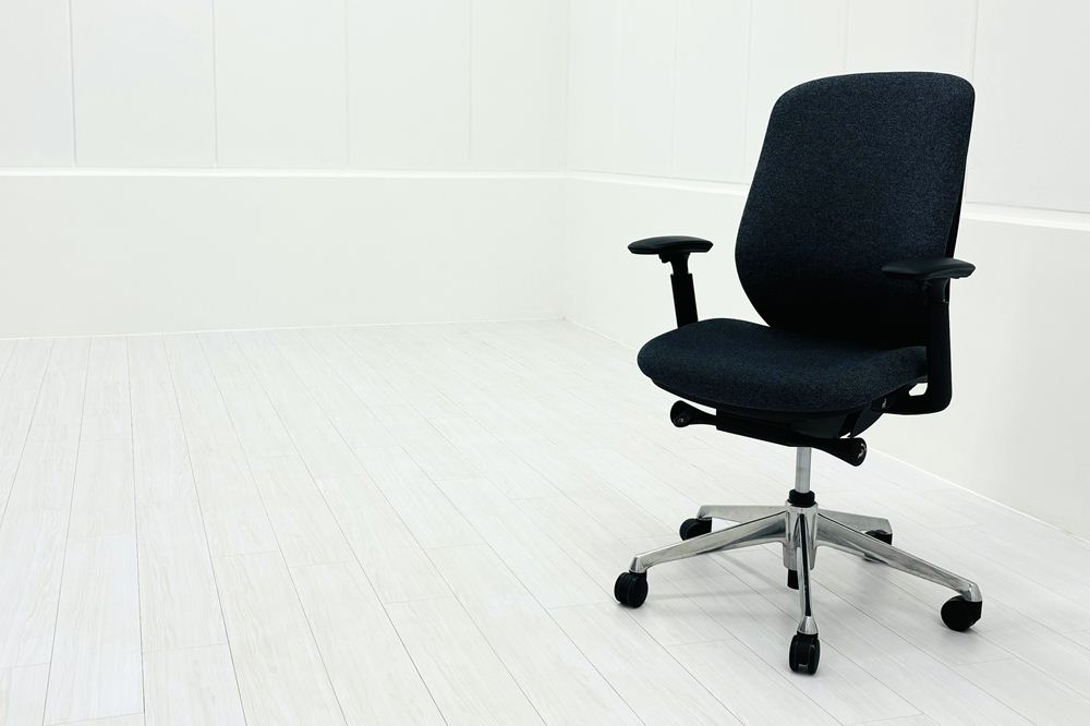 シルフィーチェア オカムラ 中古 2017年製 ハイバック 可動肘 Sylphy クッション 中古オフィス家具 中古オフィスチェア インディゴの画像