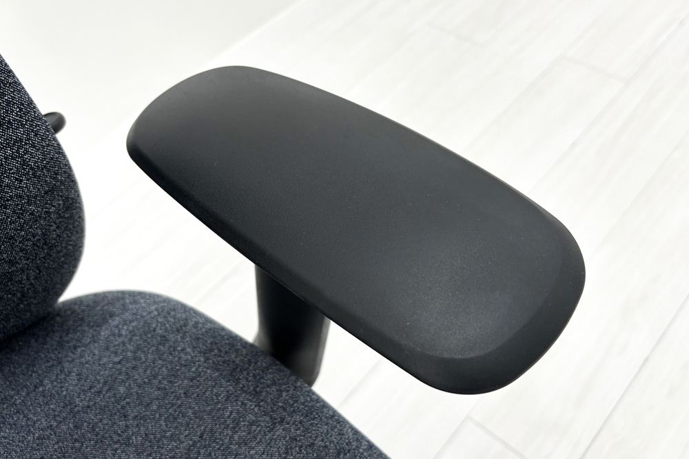 シルフィーチェア オカムラ 中古 2017年製 ハイバック 可動肘 Sylphy クッション 中古オフィス家具 中古オフィスチェア インディゴの画像