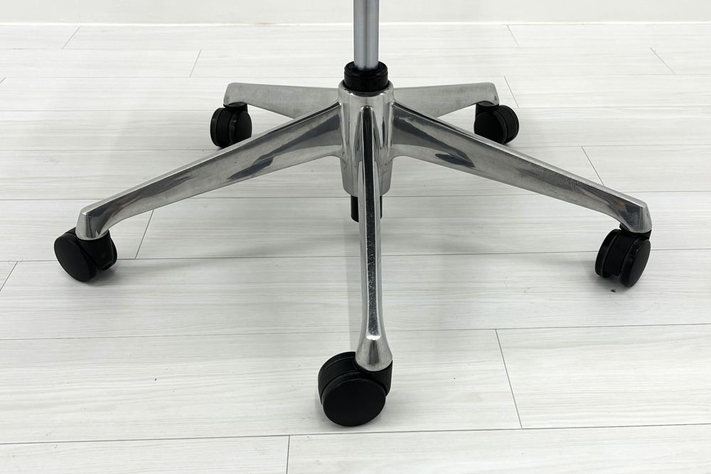 シルフィーチェア オカムラ 中古 2017年製 ハイバック 可動肘 Sylphy クッション 中古オフィス家具 中古オフィスチェア インディゴの画像