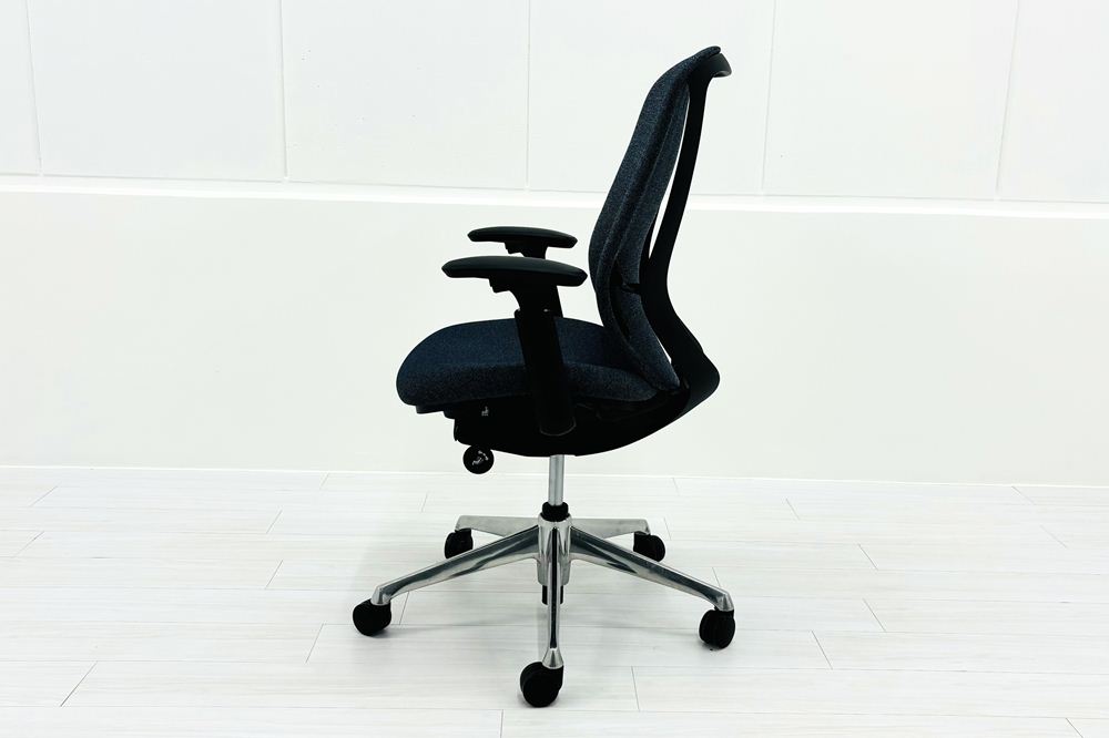 シルフィーチェア オカムラ 中古 2017年製 ハイバック 可動肘 Sylphy クッション 中古オフィス家具 中古オフィスチェア インディゴの画像