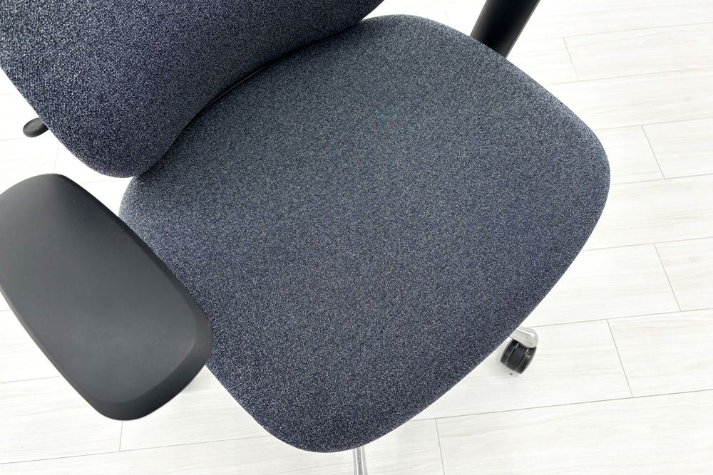 シルフィーチェア オカムラ 中古 2017年製 ハイバック 可動肘 Sylphy クッション 中古オフィス家具 中古オフィスチェア インディゴの画像