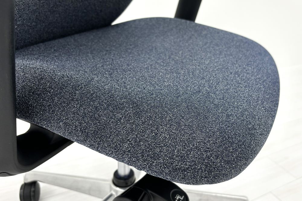 シルフィーチェア オカムラ 中古 2017年製 ハイバック 可動肘 Sylphy クッション 中古オフィス家具 中古オフィスチェア インディゴの画像