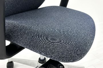 シルフィーチェア オカムラ 中古 2017年製 ハイバック 可動肘 Sylphy クッション 中古オフィス家具 中古オフィスチェア インディゴの画像