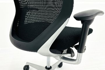 バロンチェア 中古 オカムラ Baron ブラック 可動肘 ハイバック 中古オフィス家具 座クッション 中古オフィスチェア 事務椅子の画像