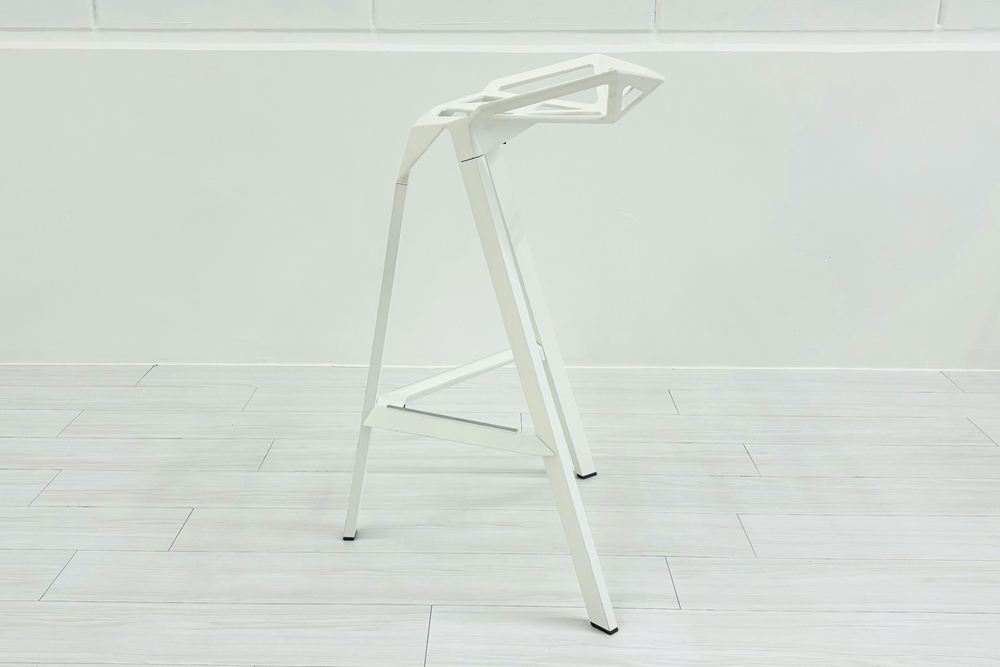 【4脚セット】MAGIS Stool_One Konstantin Grcic 中古 マジス スツールワン コンスタンチン・グルチッチ ミーティングチェア 中古オフィス家具 ホワイト系色の画像
