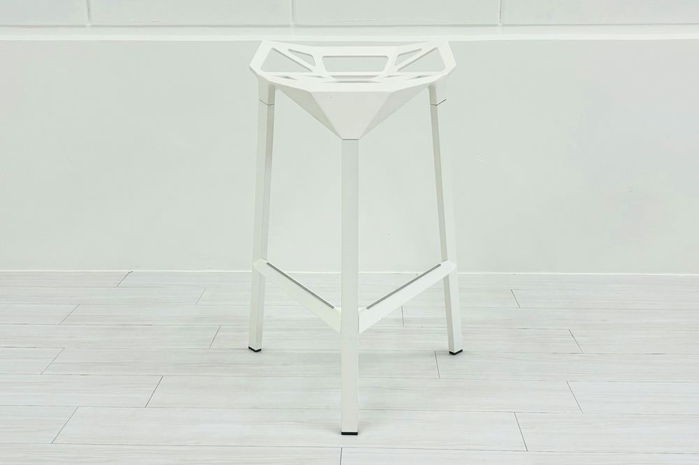 【4脚セット】MAGIS Stool_One Konstantin Grcic 中古 マジス スツールワン コンスタンチン・グルチッチ ミーティングチェア 中古オフィス家具 ホワイト系色の画像