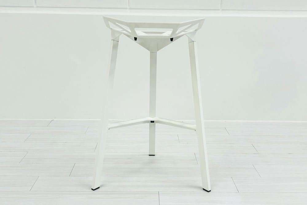 【4脚セット】MAGIS Stool_One Konstantin Grcic 中古 マジス スツールワン コンスタンチン・グルチッチ ミーティングチェア 中古オフィス家具 ホワイト系色の画像