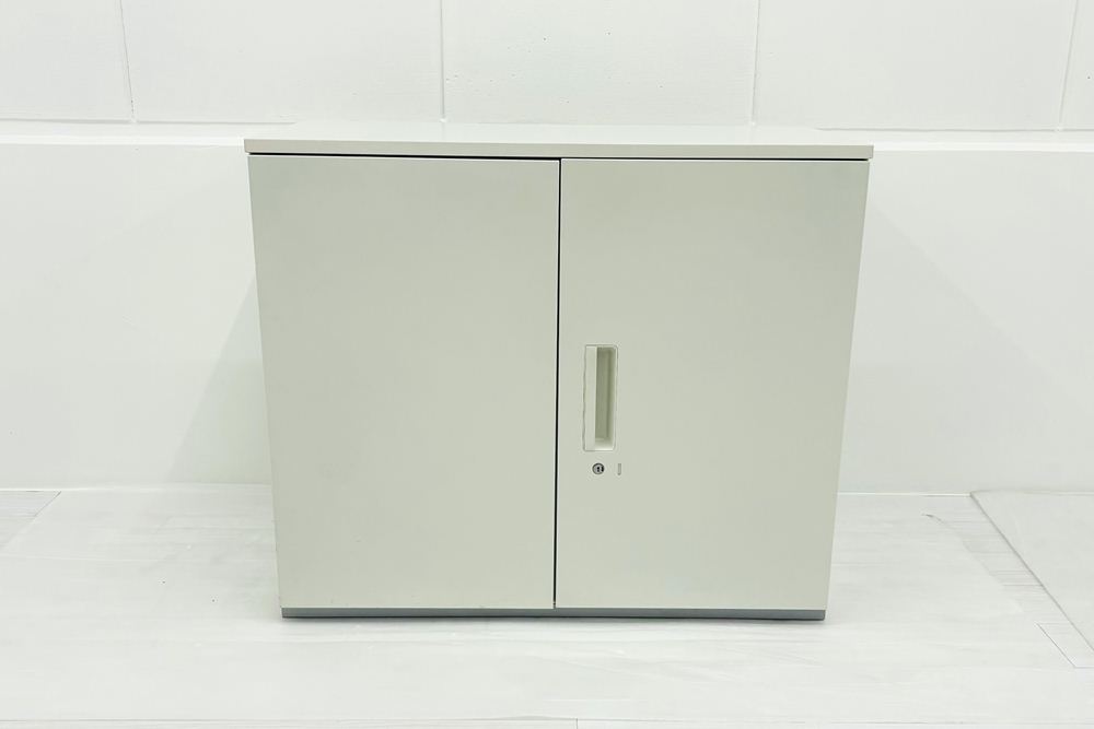 2段両開き書庫 スチール書庫 中古 キャビネット プラス 収納家具 L-6 ホワイト 中古オフィス家具 シリンダー錠 900/450/765の画像