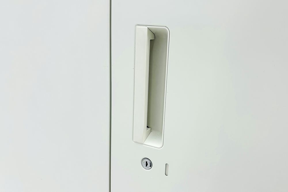 2段両開き書庫 スチール書庫 中古 キャビネット プラス 収納家具 L-6 ホワイト 中古オフィス家具 シリンダー錠 900/450/765の画像