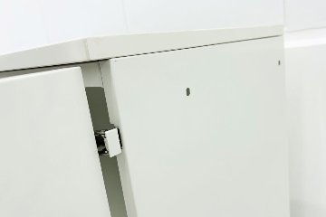 2段両開き書庫 スチール書庫 中古 キャビネット プラス 収納家具 L-6 ホワイト 中古オフィス家具 シリンダー錠 900/450/765の画像