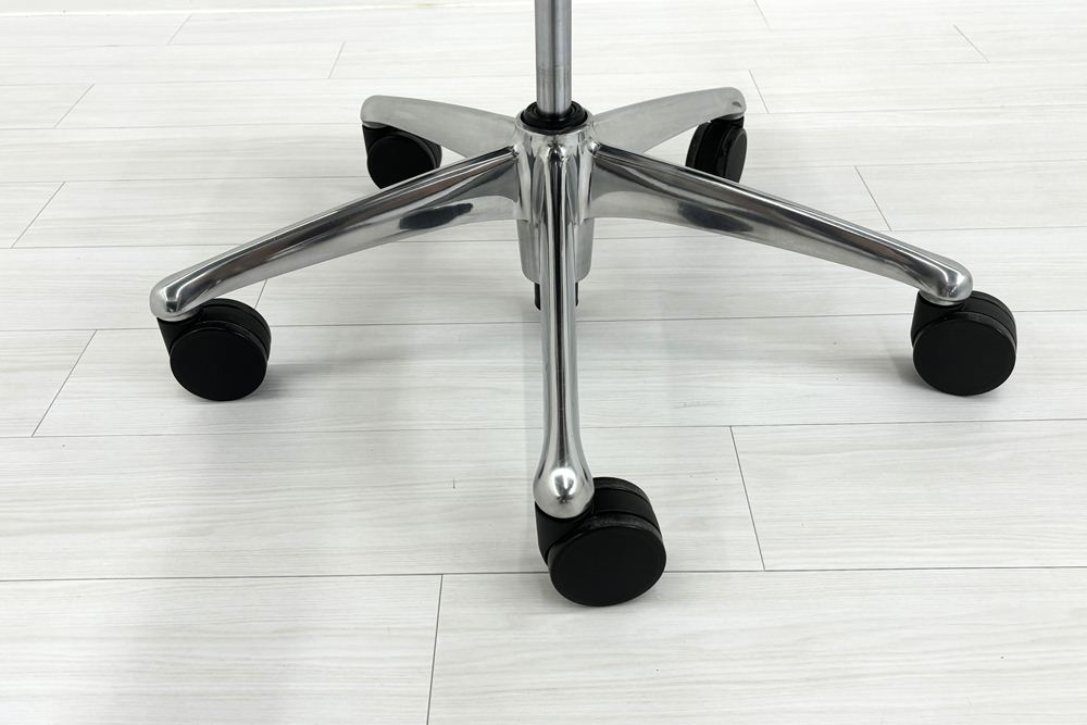 オカムラ コンテッサチェア 中古 エクストラハイバック 大型ヘッドレスト Contessa 中古オフィス家具 レッドの画像