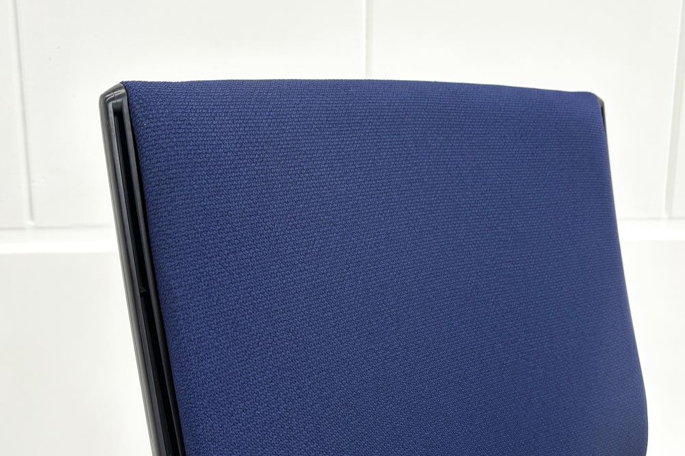 エスクードチェア オカムラ 中古 事務椅子 中古オフィスチェア 中古オフィス家具 OKAMURA 可動肘 ハイバック ダークブルーの画像