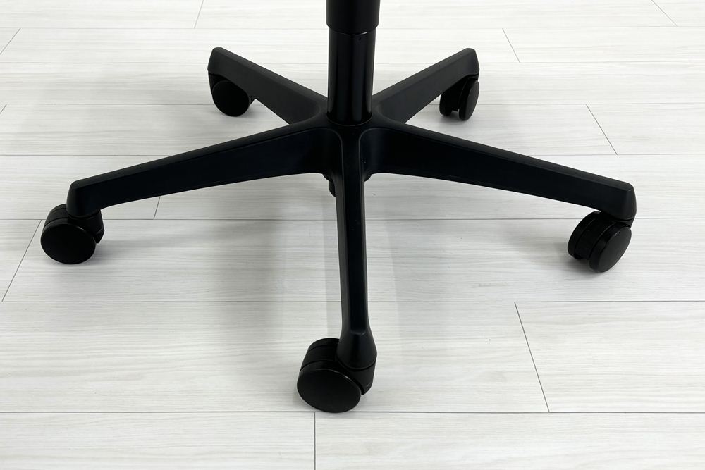 エスクードチェア オカムラ 中古 事務椅子 中古オフィスチェア 中古オフィス家具 OKAMURA 可動肘 ハイバック ダークブルーの画像