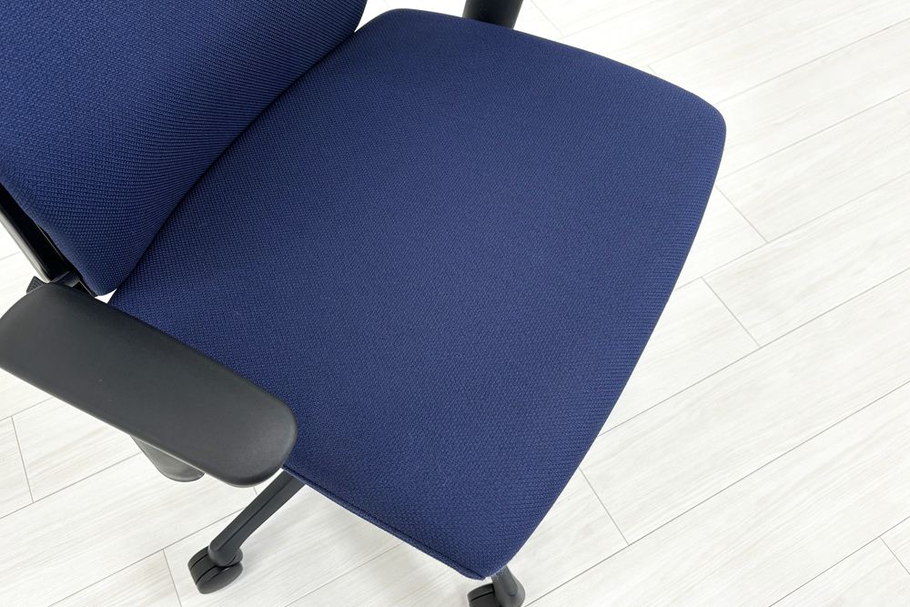 エスクードチェア オカムラ 中古 事務椅子 中古オフィスチェア 中古オフィス家具 OKAMURA 可動肘 ハイバック ダークブルーの画像