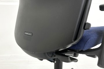 エスクードチェア オカムラ 中古 事務椅子 中古オフィスチェア 中古オフィス家具 OKAMURA 可動肘 ハイバック ダークブルーの画像