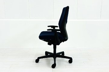 エスクードチェア オカムラ 中古 事務椅子 中古オフィスチェア 中古オフィス家具 OKAMURA 可動肘 ハイバック ダークブルーの画像