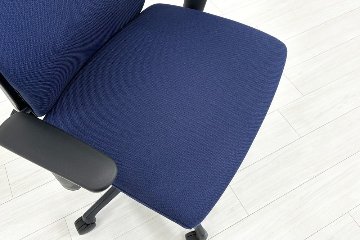 エスクードチェア オカムラ 中古 事務椅子 中古オフィスチェア 中古オフィス家具 OKAMURA 可動肘 ハイバック ダークブルーの画像