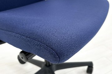 エスクードチェア オカムラ 中古 事務椅子 中古オフィスチェア 中古オフィス家具 OKAMURA 可動肘 ハイバック ダークブルーの画像