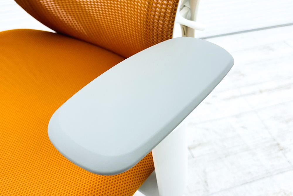 オカムラ シルフィーチェア 中古 2019年製 ハイバック 可動肘 Sylphy 中古オフィス家具 C686XW オレンジの画像