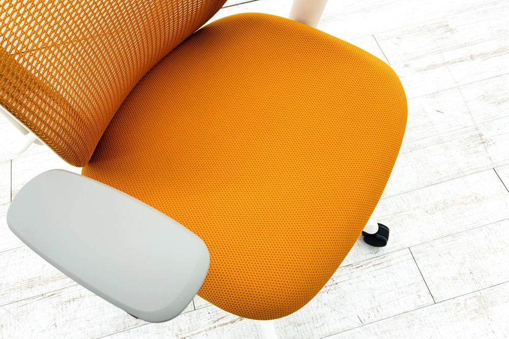 オカムラ シルフィーチェア 中古 2019年製 ハイバック 可動肘 Sylphy 中古オフィス家具 C686XW オレンジの画像