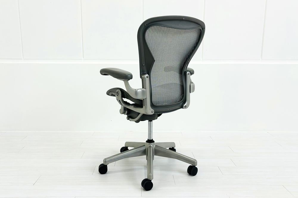ハーマンミラー アーロンチェア 中古 Bサイズ スタンダード Herman Miller Aeron Chairs 中古オフィス家具 グレーの画像