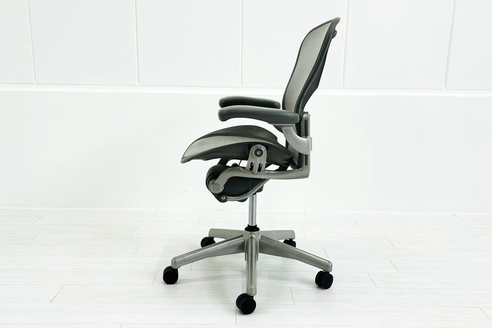 ハーマンミラー アーロンチェア 中古 Bサイズ スタンダード Herman Miller Aeron Chairs 中古オフィス家具 グレーの画像