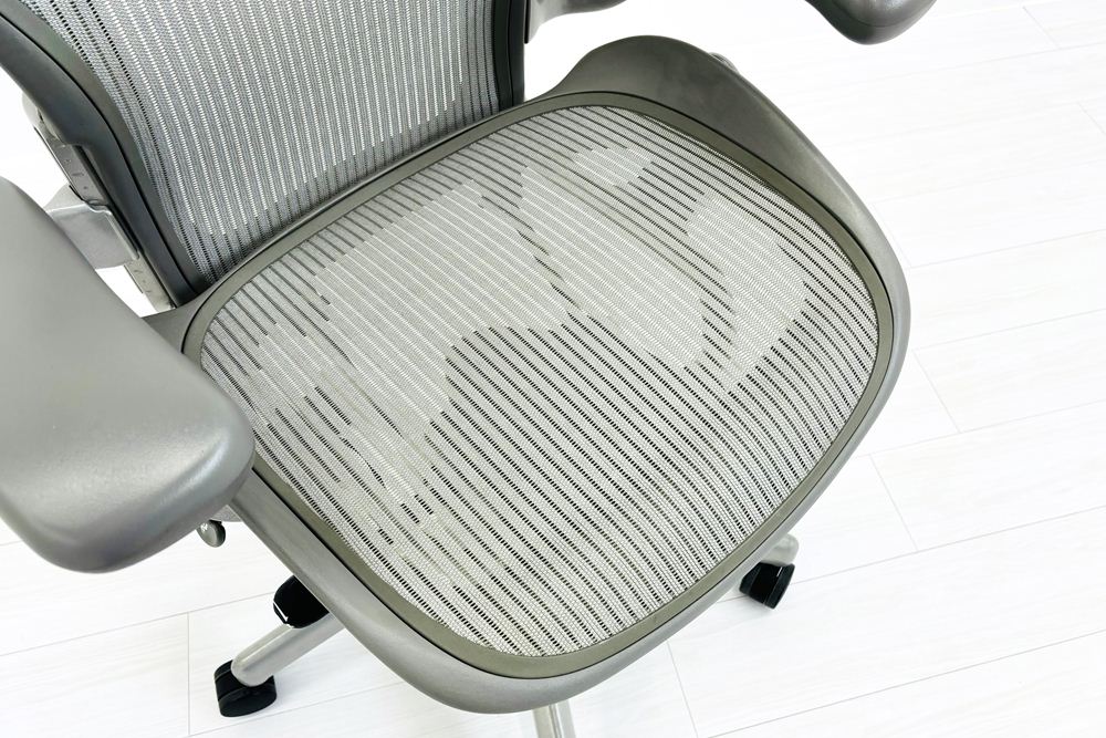 ハーマンミラー アーロンチェア 中古 Bサイズ スタンダード Herman Miller Aeron Chairs 中古オフィス家具 グレーの画像