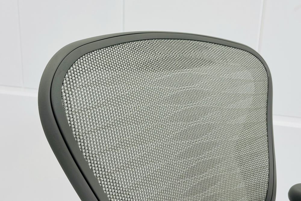 ハーマンミラー アーロンチェア 中古 Bサイズ スタンダード タキシードメッシュ Herman Miller Aeron Chairs 中古オフィス家具 グレーの画像