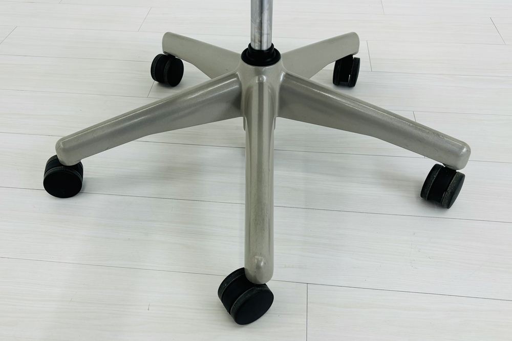 ハーマンミラー アーロンチェア 中古 Bサイズ スタンダード タキシードメッシュ Herman Miller Aeron Chairs 中古オフィス家具 グレーの画像