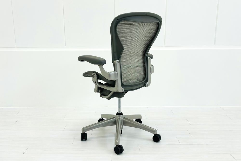 ハーマンミラー アーロンチェア 中古 Bサイズ スタンダード タキシードメッシュ Herman Miller Aeron Chairs 中古オフィス家具 グレーの画像