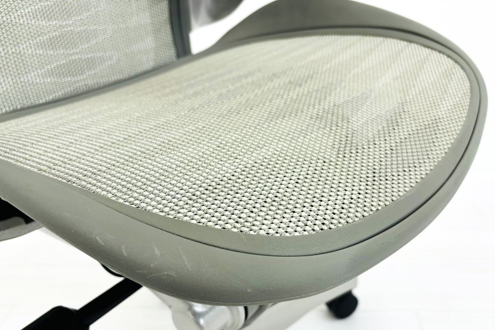 ハーマンミラー アーロンチェア 中古 Bサイズ スタンダード タキシードメッシュ Herman Miller Aeron Chairs 中古オフィス家具 グレーの画像