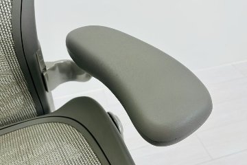 ハーマンミラー アーロンチェア 中古 Bサイズ スタンダード タキシードメッシュ Herman Miller Aeron Chairs 中古オフィス家具 グレーの画像