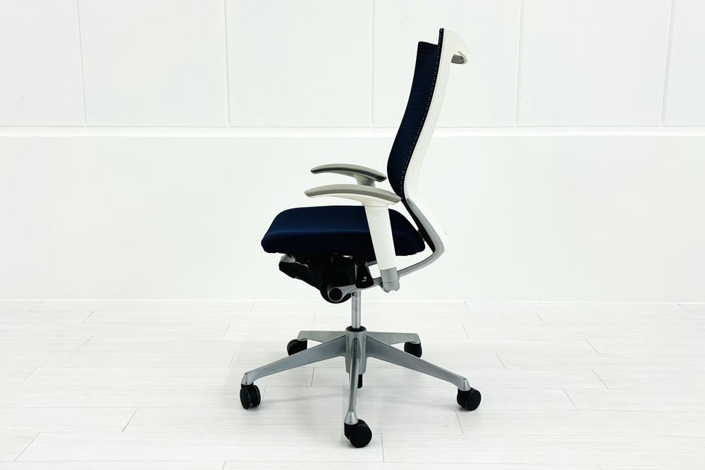 バロンチェア 中古 オカムラ Baron 可動肘 ハイバック 中古オフィス家具 座クッション 中古オフィスチェア 事務椅子 ダークブルーの画像
