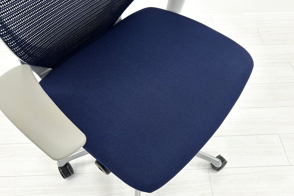 バロンチェア 中古 オカムラ Baron 可動肘 ハイバック 中古オフィス家具 座クッション 中古オフィスチェア 事務椅子 ダークブルーの画像