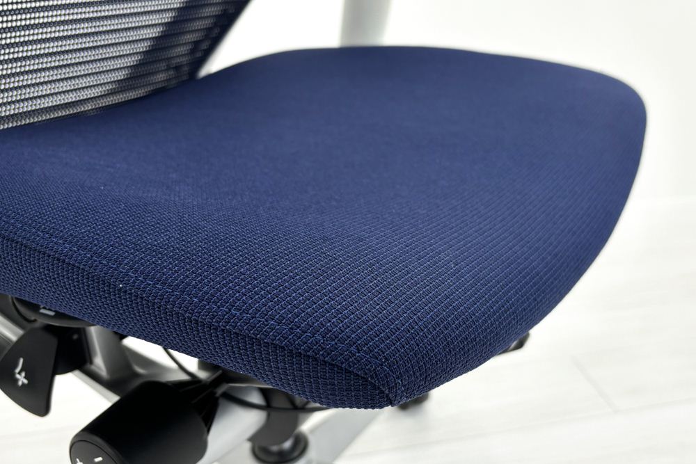 バロンチェア 中古 オカムラ Baron 可動肘 ハイバック 中古オフィス家具 座クッション 中古オフィスチェア 事務椅子 ダークブルーの画像