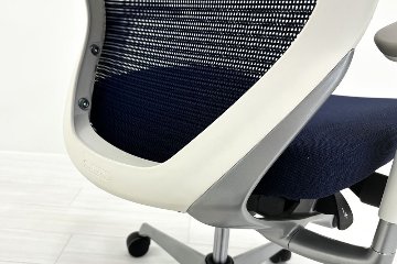 バロンチェア 中古 オカムラ Baron 可動肘 ハイバック 中古オフィス家具 座クッション 中古オフィスチェア 事務椅子 ダークブルーの画像