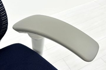 バロンチェア 中古 オカムラ Baron 可動肘 ハイバック 中古オフィス家具 座クッション 中古オフィスチェア 事務椅子 ダークブルーの画像