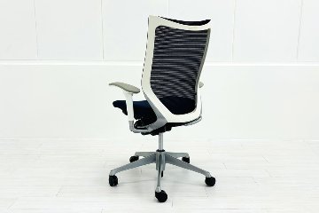 バロンチェア 中古 オカムラ Baron 可動肘 ハイバック 中古オフィス家具 座クッション 中古オフィスチェア 事務椅子 ダークブルーの画像