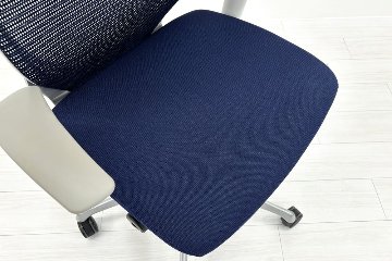 バロンチェア 中古 オカムラ Baron 可動肘 ハイバック 中古オフィス家具 座クッション 中古オフィスチェア 事務椅子 ダークブルーの画像
