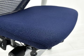 バロンチェア 中古 オカムラ Baron 可動肘 ハイバック 中古オフィス家具 座クッション 中古オフィスチェア 事務椅子 ダークブルーの画像