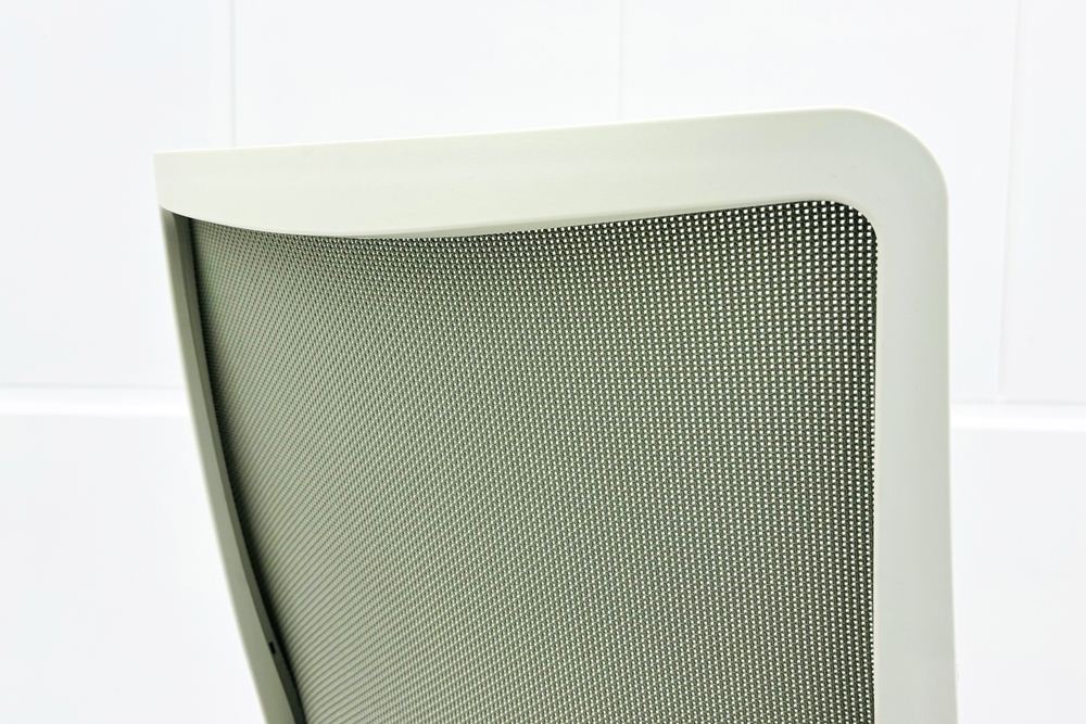 オカムラ フルーエントチェア 2019年製 中古 肘なし ハイバック 事務椅子 中古オフィスチェア 中古オフィス家具 ライトグレーの画像