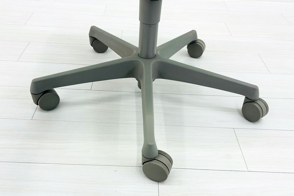 オカムラ フルーエントチェア 2019年製 中古 肘なし ハイバック 事務椅子 中古オフィスチェア 中古オフィス家具 ライトグレーの画像